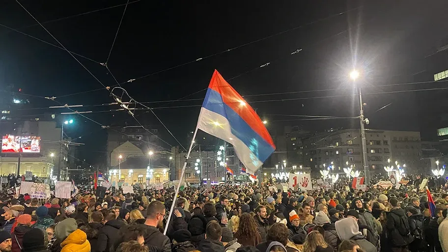 Belgrad, Slavija-Platz: Am 22. Dezember 2024 fand ein großer Protest gegen die Regierung statt, nachdem am 1. November das Vordach des Bahnhofs Novi Sad eingestürzt war und dabei 15 Menschen ums Leben gekommen waren.