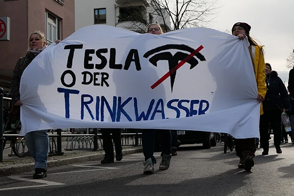 Demonstration gegen die Tesla Gigafactory Grünheide am 22. Februar 2020 in Erkner.