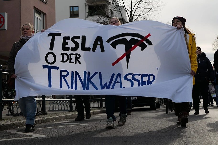 Demonstration gegen die Tesla Gigafactory Grünheide am 22. Februar 2020 in Erkner.