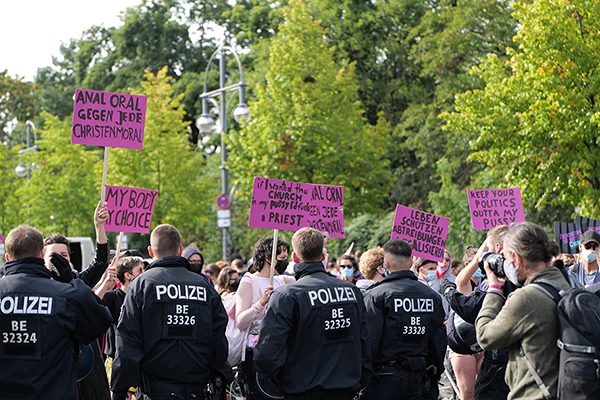 Protest für ein Recht auf Abtreibungen und gegen eine Demonstration von christlichen Gruppen unter dem Motto „Marsch für das Leben“ gegen Abtreibungen am 19. September 2020 in Berlin.