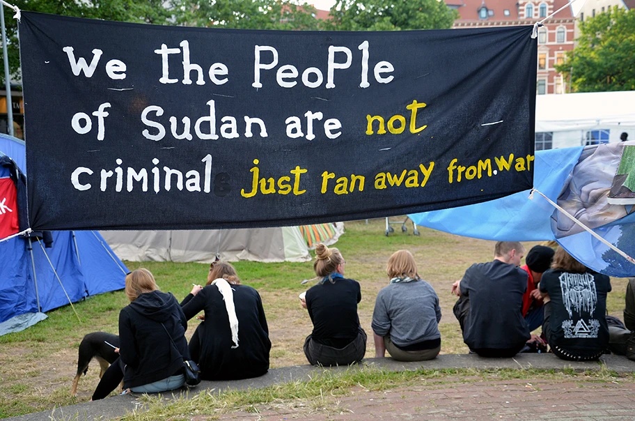 Am 24. Mai 2014 schlugen Flüchtlinge aus dem Sudan ihre Zelte auf dem Weissekreuzplatz in Hannover auf, um öffentlich sichtbar friedlich gegen ihre Abschiebung zu protestieren.