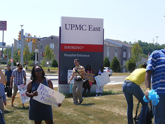 Proteste in den USA vor dem privaten Spitalbetreiber UPMC aus Pittsburgh.  90.5 WESA