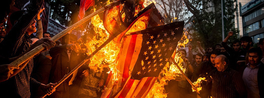 Proteste vor der US-Botschaft in Teheran nach Bekanntgabe der einseitigen Auflösung des Atomabkommens durch Trump.