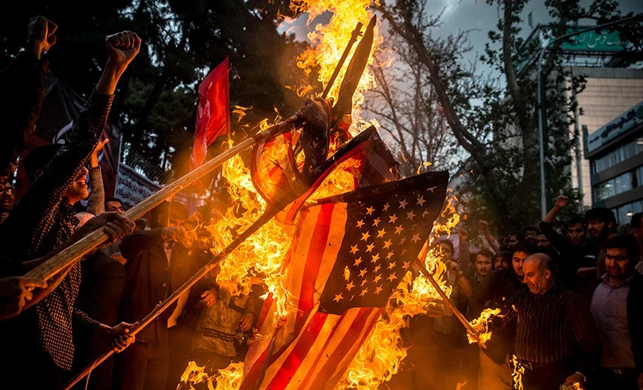 Proteste vor der US-Botschaft in Teheran nach Bekanntgabe der einseitigen Auflösung des Atomabkommens durch Trump.