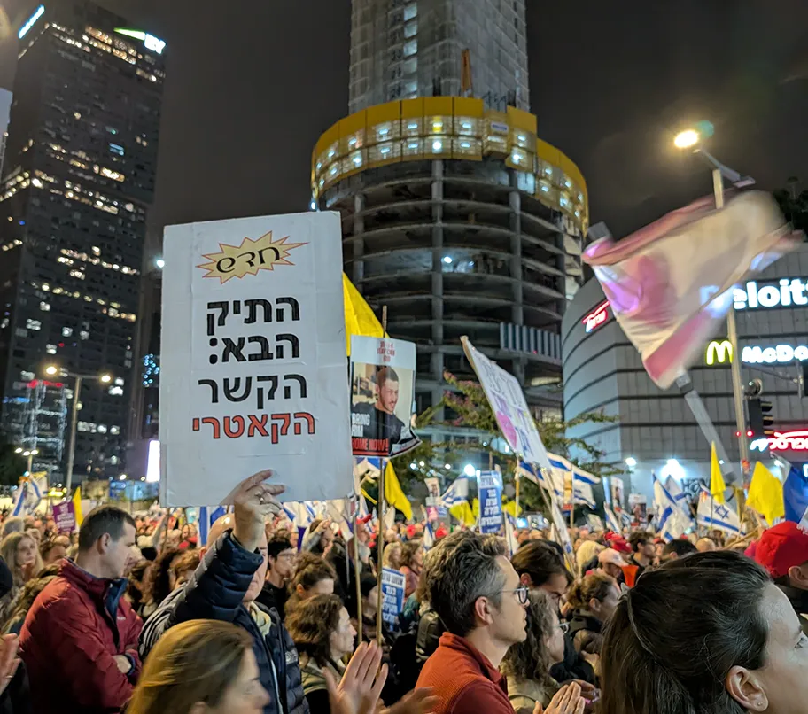 Protest gegen Benjamin Netanjahu bei einer Kundgebung zur Unterstützung der Freilassung der Geiseln, Tel Aviv – Februar 2025.