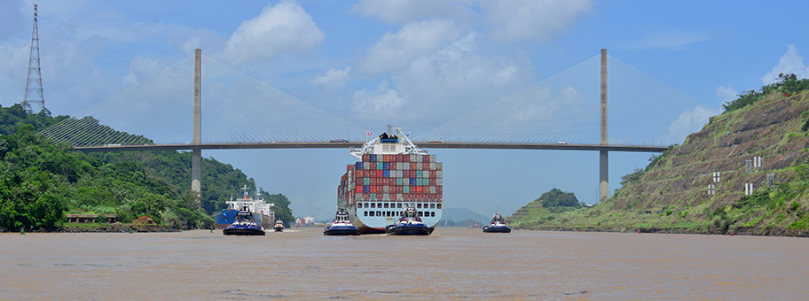 Container Schiff auf dem Panamakanal.