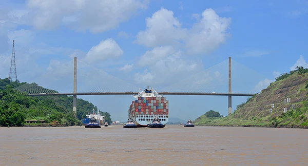 Container Schiff auf dem Panamakanal.
