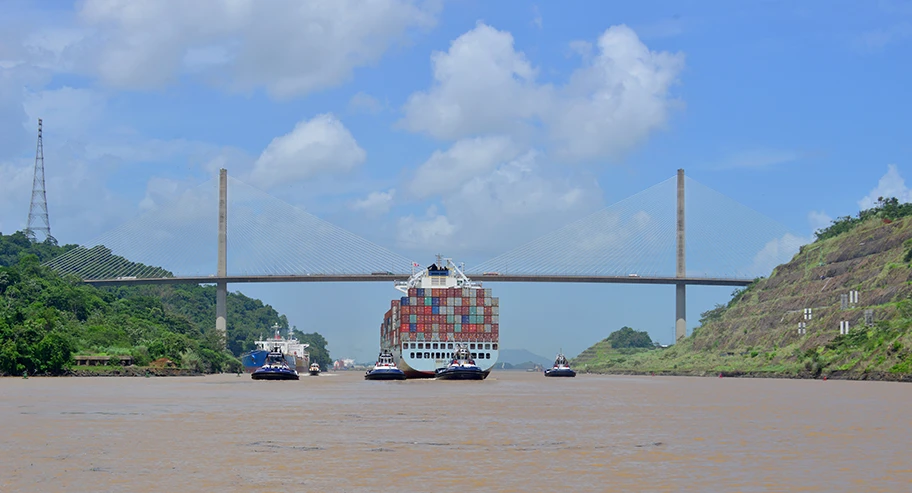 Container Schiff auf dem Panamakanal.