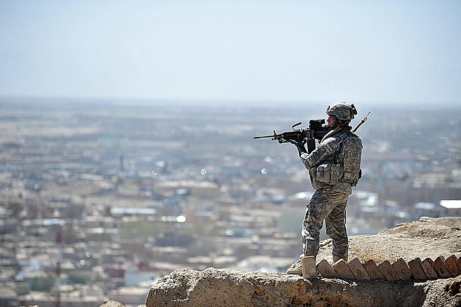 Im Jahr 2014 beliefen sich die Ausgaben der USA für ihren Militärhaushalt auf fast 700 Milliarden US-Dollar. US-Soldat in Ghazni City, Afghanistan.