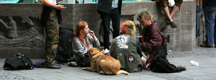 Punks am Fischerbrunnen am Marienplatz in München am Tag der Arbeit 2011.