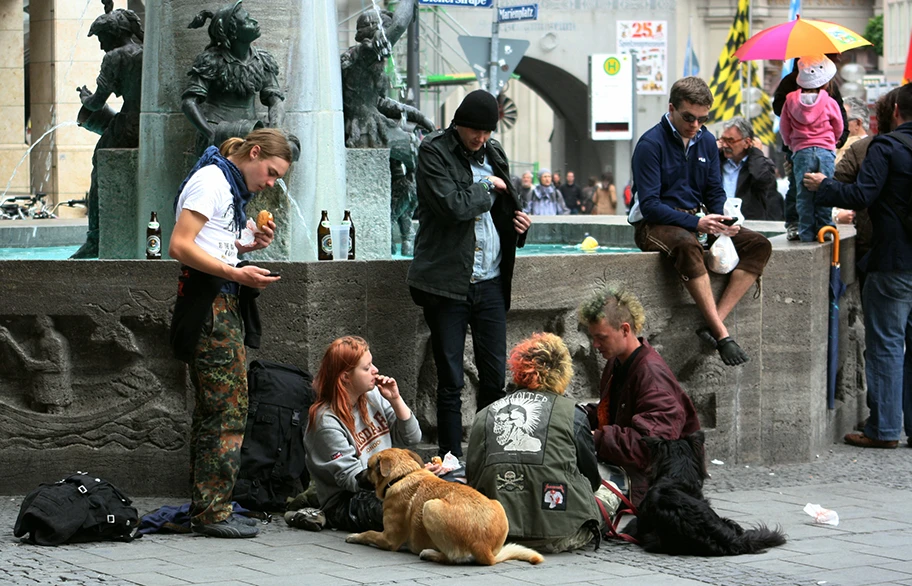 Punks am Fischerbrunnen am Marienplatz in München am Tag der Arbeit 2011.