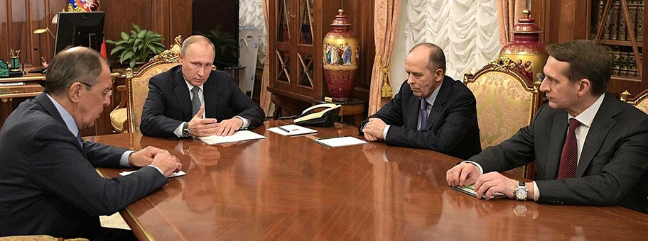 Der russische Präsident Wladimir Putin beim Treffen mit Aussenminister Sergej Lawrow, dem Chef des Auslandsgeheimdientes Sergei Naryschkin und dem Direktor des Inlandsgeheimdienstes FSB, Alexander Bortnikow.