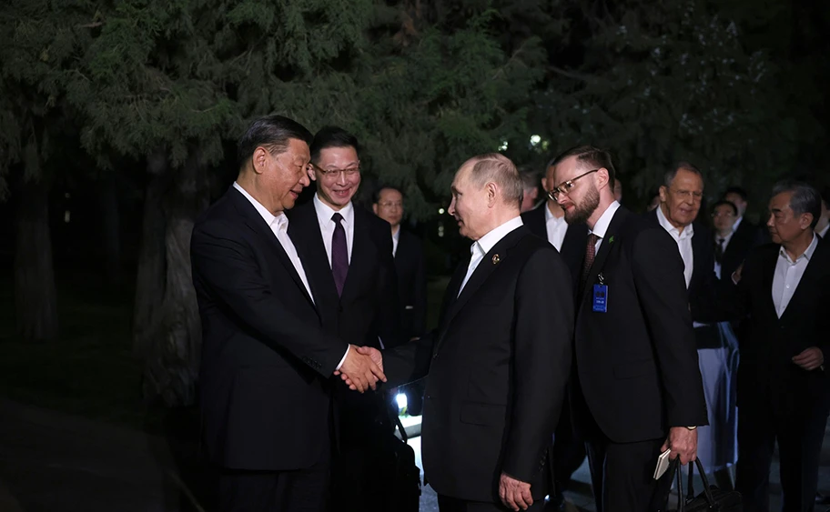 Der Generalsekretär der Kommunistischen Partei Chinas, Xi Jinping, begrüßt den russischen Präsidenten Wladimir Putin vor dessen Abreise in die chinesische Stadt Harbin, 16. Mai 2024.