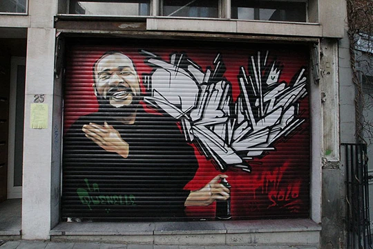 Dieudonné-Graffitti mit Quenelle-Geste von HMI Solo.