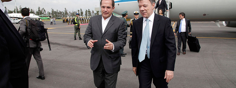 Der kolumbianische Präsident Juan Manuel Santos (rechts im Bild) auf dem Flughafen von Quito, Ecuador, Mai 2013.