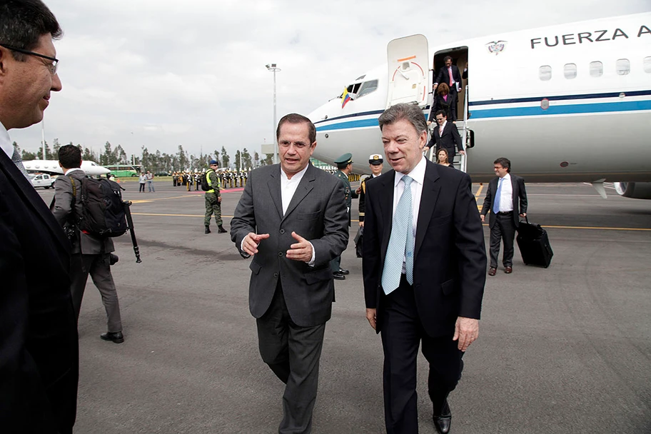 Der kolumbianische Präsident Juan Manuel Santos (rechts im Bild) auf dem Flughafen von Quito, Ecuador, Mai 2013.