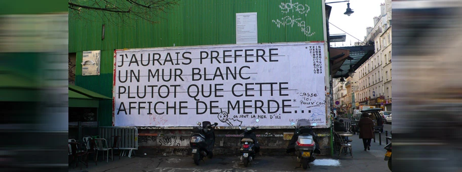 Adbusting in Parisan an der rue Saint-Maur.