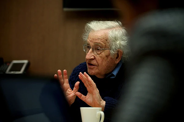 Noam Chomsky an einer Diskussion über den US-Konzern Chevron in Boston, April 2015.