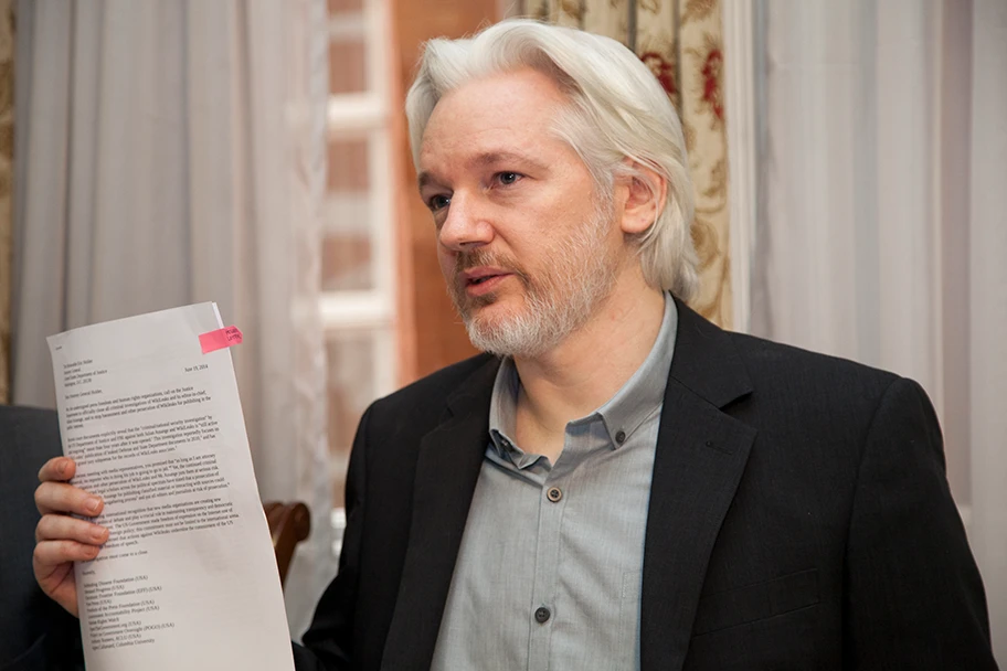 Das Insistieren von Julien Assange darauf, dass Quellenmaterial veröffentlicht wird, soll für möglichst viele Akteure die Voraussetzung schaffen, dieses Material in ihre eigenen Projekte einzubauen, seien das journalistische, strafrechtliche oder politische.