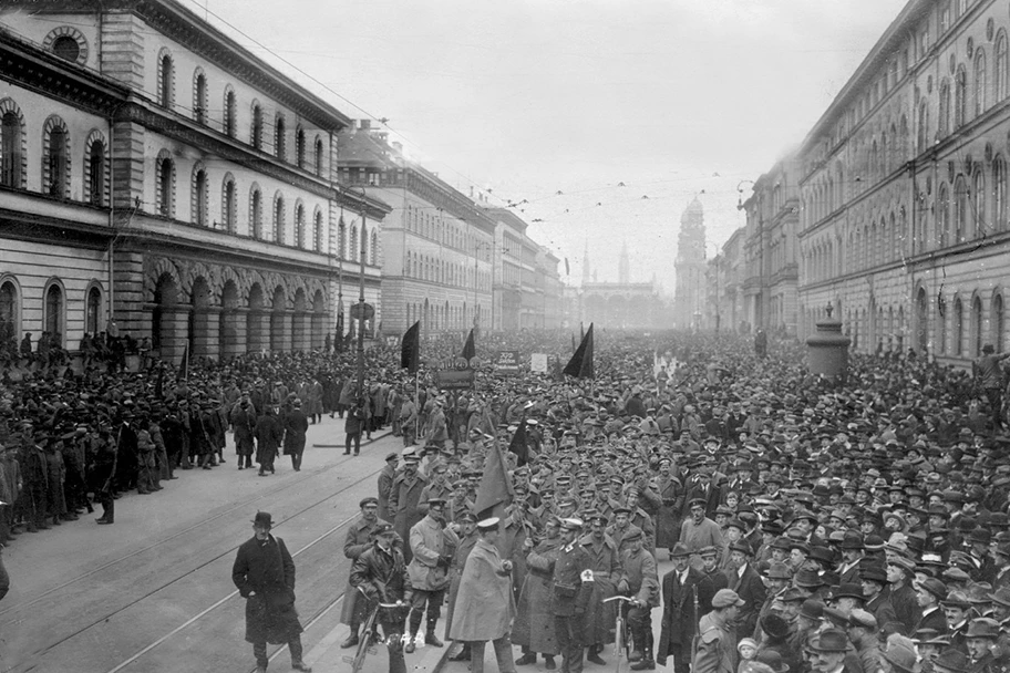 Demonstration von Anhängern der Räterepublik am 22. April 1919 in München.