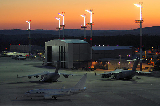 Zwei amerikanische Transportflugzeuge des Typs C-17 Globemaster auf dem US-Laftwaffenstützpunkt in Ramstein, Deutschland.