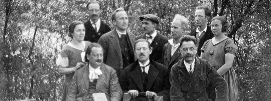 Die Abbildung zeigt Pierre Ramus (vorne links) im Kreise von Bremer Anarchistinnen und Anarchisten (FKAD) bzw. Anarchosyndikalistinnen und Anarchosyndikalisten (FAUD