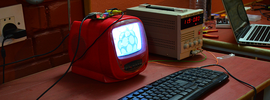 Ein Raspberry Pi, angeschlossen an einem Billigfernseher in einem Internet Cafe in Bangalore, Indien.