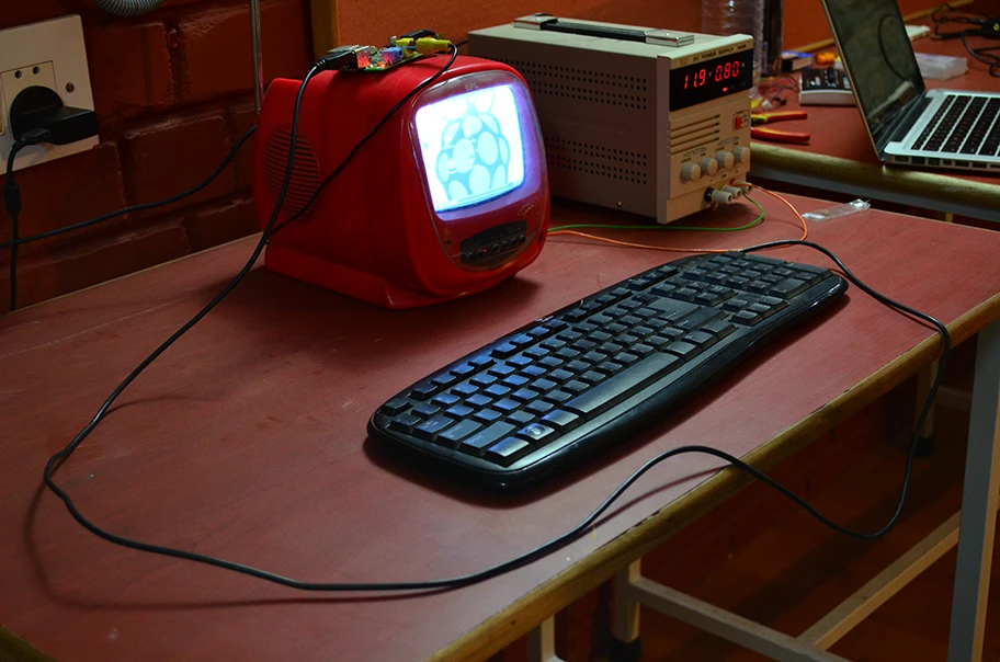 Ein Raspberry Pi, angeschlossen an einem Billigfernseher in einem Internet Cafe in Bangalore, Indien.