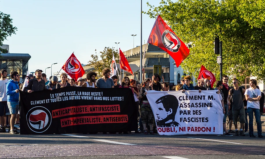 Französische Militärpatrouille unter dem Eiffelturm in Paris.