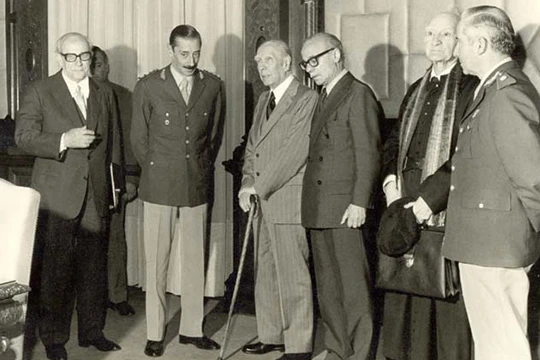 Der argentinischen Diktator Almuerzo de Videla mit den  zum Teil kritischen Intellektuellen Ernesto Sábato, Jorge Luis Borges und Horacio Esteban Ratti.