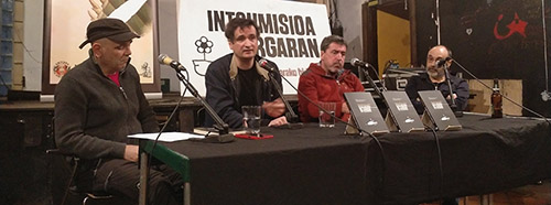 Der spanische Philosoph und Aktivist Raúl Sánchez Cedillo (2. von links) an einer Lesung im März 2023 in Bergara, Spanien.