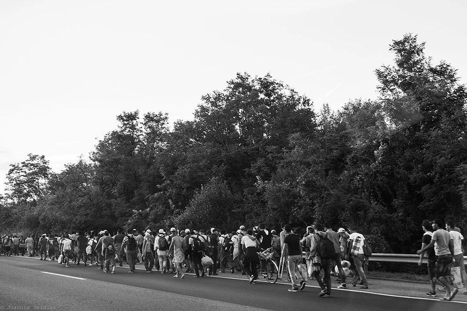 Flüchtlinge in Ungarn auf dem Fussweg zur österreichischen Grenze entlang der Autópálya M1 am 4. September 2015.