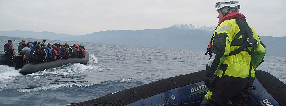Flüchtlinge auf einem Boot im Mittelmeer vor der griechischen Insel Lesbos, Januar 2016.