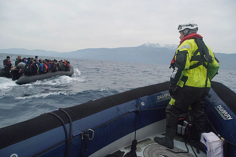 Flüchtlinge auf einem Boot im Mittelmeer vor der griechischen Insel Lesbos, Januar 2016.