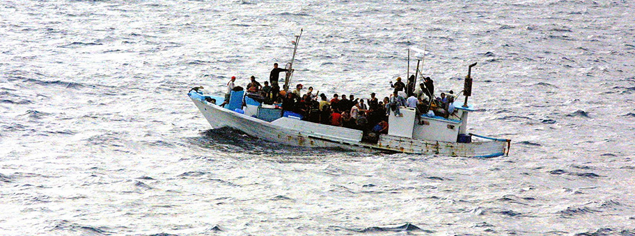 Flüchtlingsboot auf offener See.