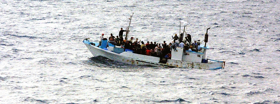 Flüchtlingsboot auf offener See.