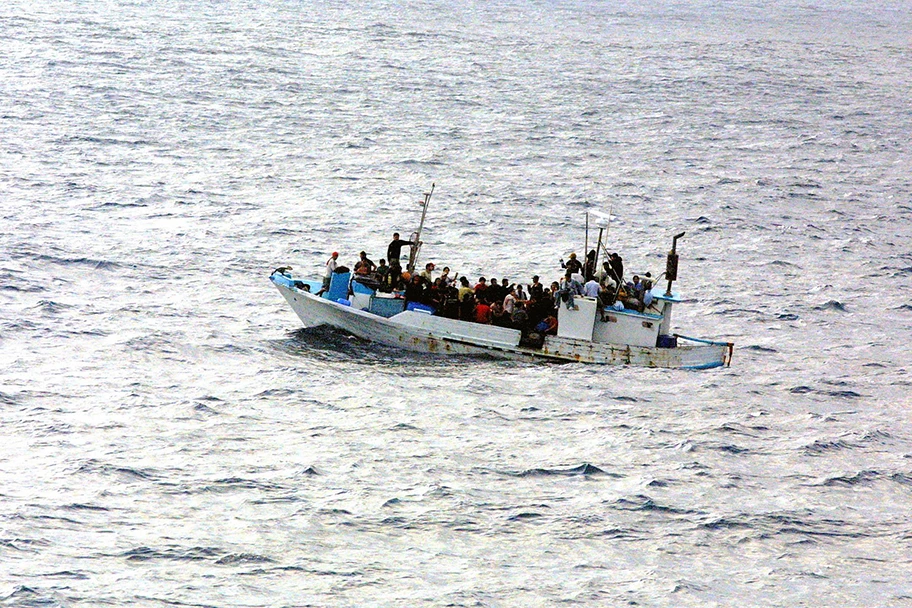 Flüchtlingsboot auf offener See.