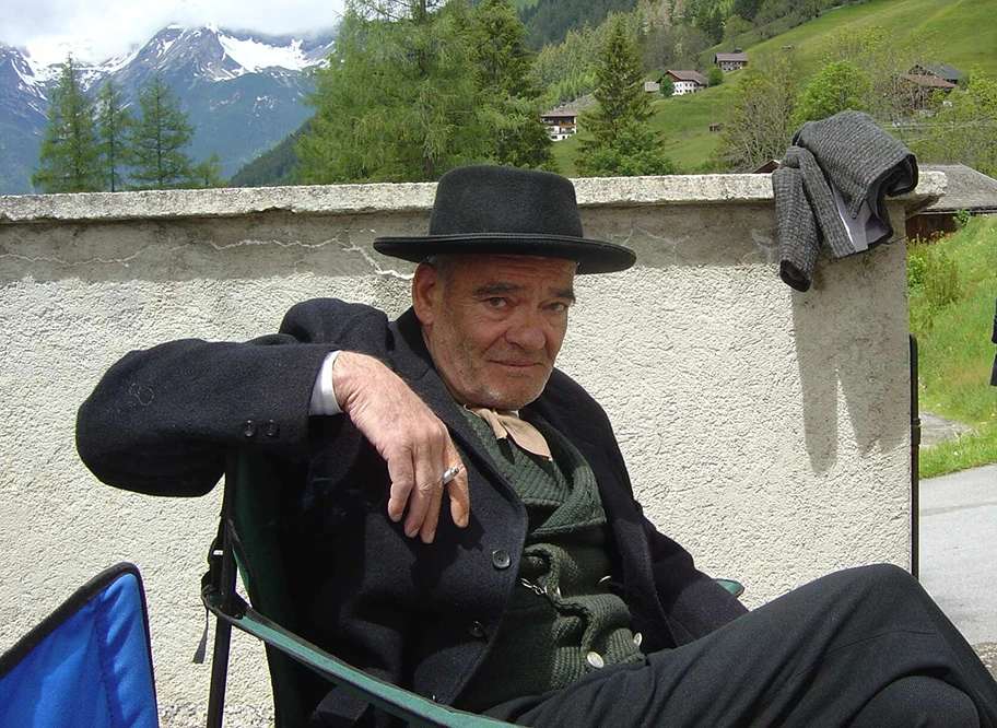 Der deutsche Schauspieler Hans-Michael Rehberg spielt in dem Film die Rolle des Vaters.