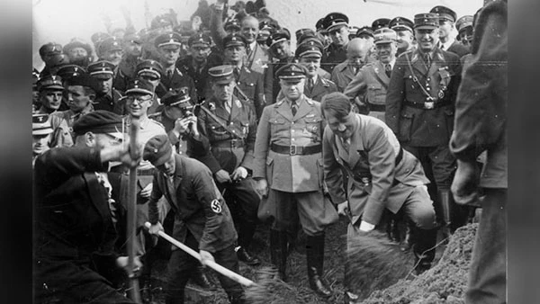 Adolf Hitler am 23. September 1933 beim Spatenstich der ersten Reichsautobahn bei Frankfurt am Main.