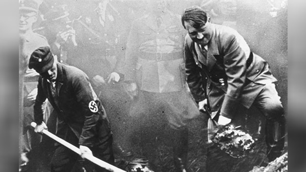 Beginn des Autobahnbaus, 1. Spatenstich durch Adolf Hitler, bei Frankfurt 23.9.1933 (Fotomontage).