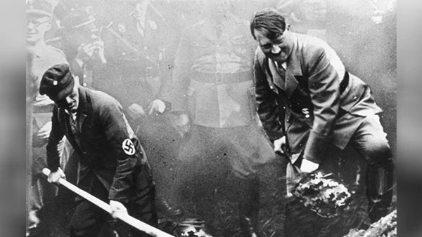 Beginn des Autobahnbaus, 1. Spatenstich durch Adolf Hitler, bei Frankfurt 23.9.1933 (Fotomontage).