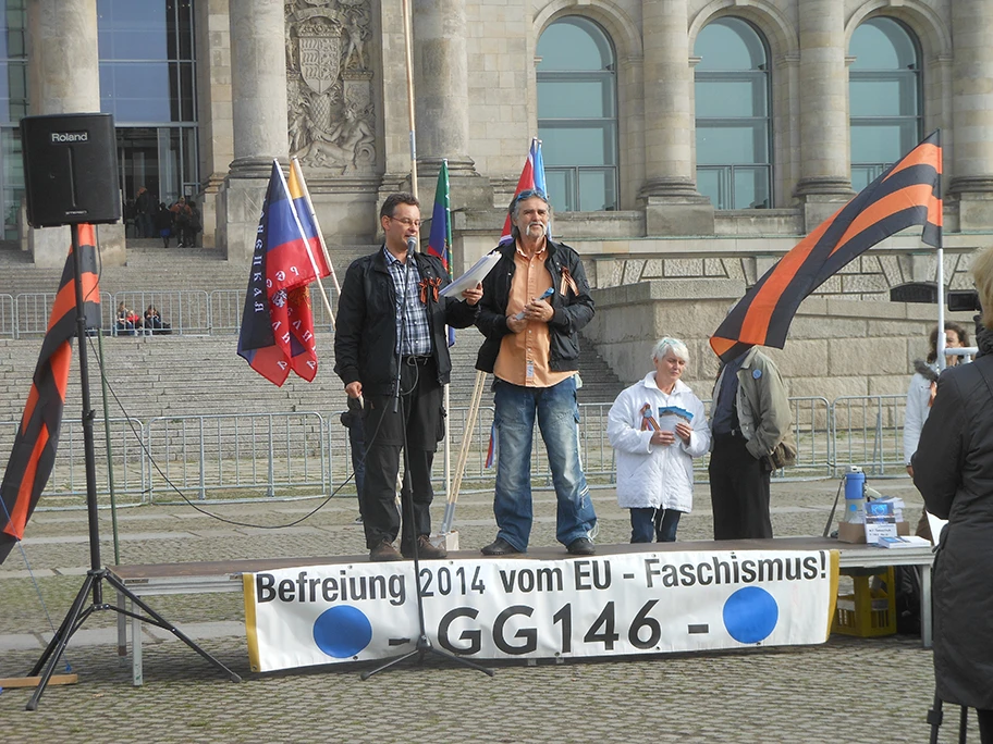 Reichsbürger Rüdiger Hoffmann und Helmut Buschujew vor dem Reichstag in Berlin bei einer Demonstration für eine neue Verfassung für die Bundesrepublik Deutschland, Oktober 2014.