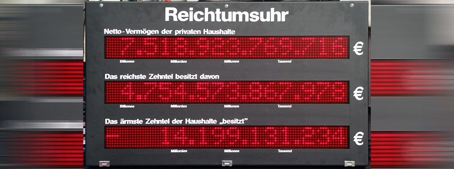 Die «Reichtumsuhr» zeigt eine zum jeweiligen Zeitpunkt variable Verteilung der Besitzverhältnisse in Deutschland, unterschieden in Gesamtvermögen und dasjenige der jeweils reichsten und ärmsten 10 % der Bevölkerung; gesehen 2012 in der Georgstrasse in Hannover während des bundesweiten Aktionstages