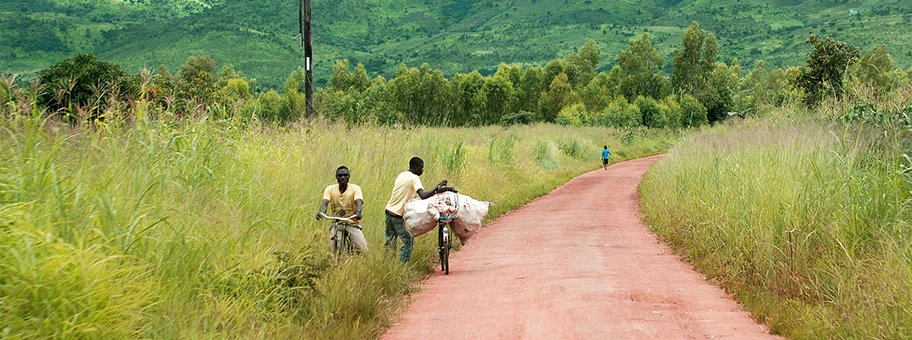 Kohleverkäufer in Malawi auf dem Weg in die Stadt.