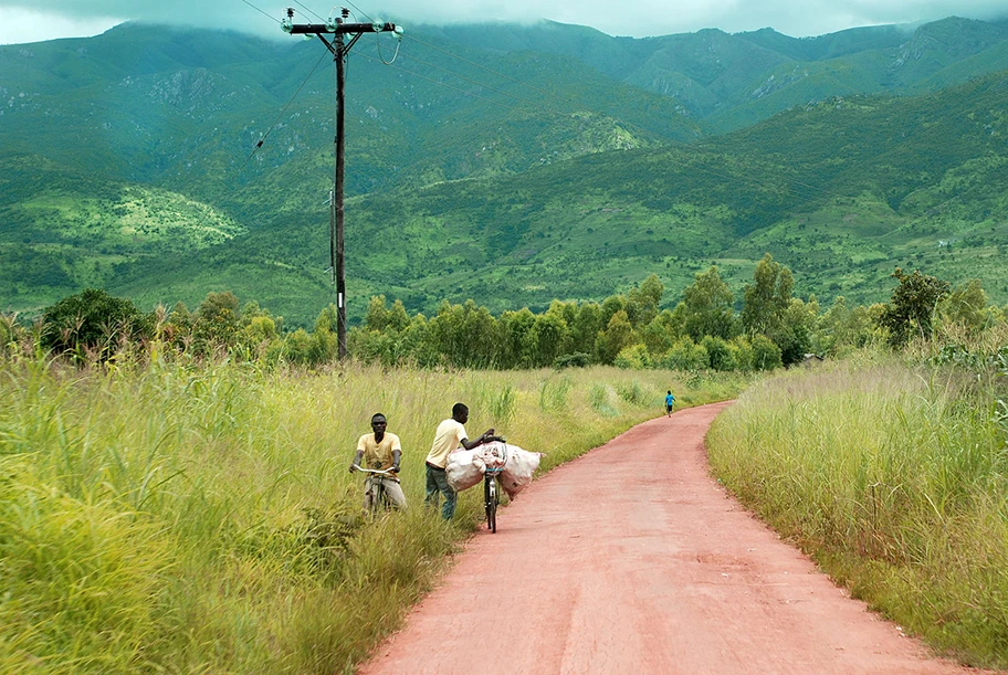 Kohleverkäufer in Malawi auf dem Weg in die Stadt.