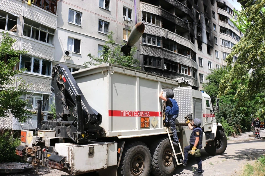 Räumung einer Fliegerbombe in Charkiw, Juni 2022.