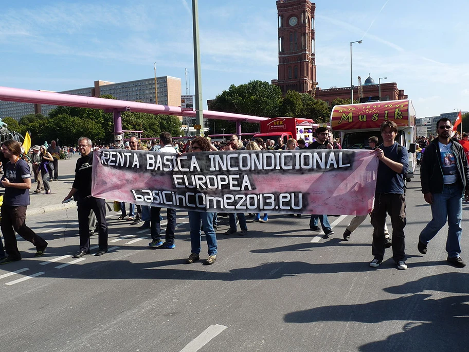 Demonstration für ein Bedingungsloses Grundeinkommen am 14. September 2013 in Berlin.