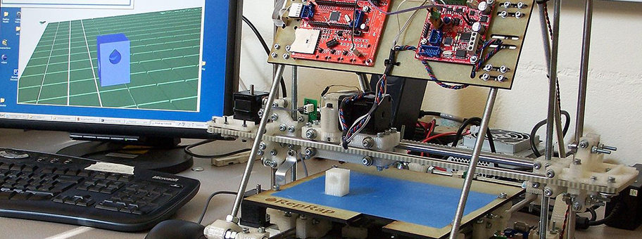 Wer produzieren will, braucht Produktionsmittel. Viel Aufmerksamkeit hat der 3D-Drucker RepRap erregt, der seine eigenen Bauteile selbst „ausdrucken“ kann.