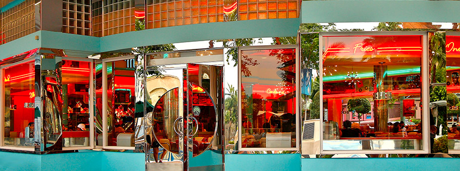 Replica von Mels Drive-In aus «American Graffiti» in den Universal Studios von Singapur.