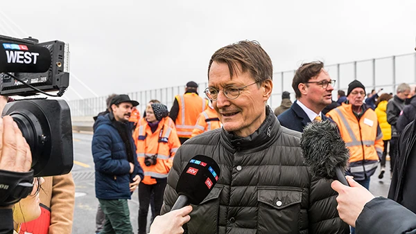 Ein Reporter von RTL/ntv interwiewt Karl Lauterbach während der Eröffnung des 1. Teilstücks der neuen Rheinbrücke in Leverkusen, Februar 2024.